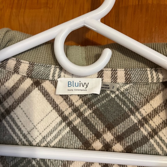 Bluivy Plaid shacket with Hoodie - Picture 2 of 6